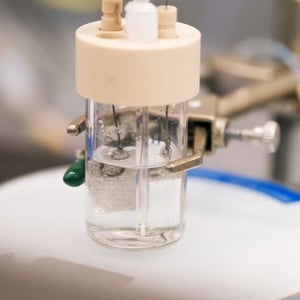 Photo of an electrochemical cell used to study seawater electrolysis.