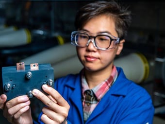 Ruozhu Feng with flow battery -2